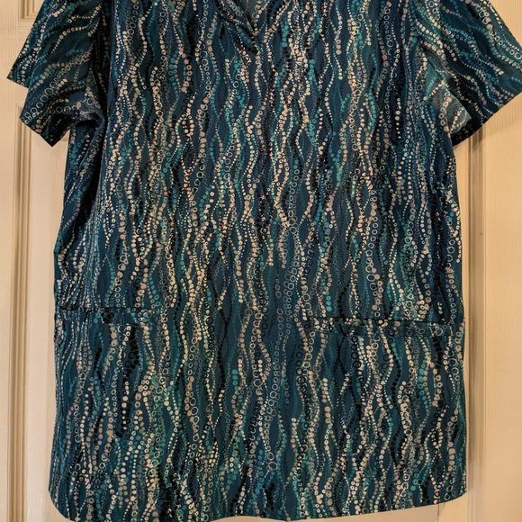 Uniform Advantage printed scrub top size Large - Picture 2 of 5